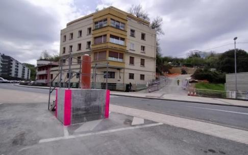 Punto de ventilación y excavación al fondo, en la obra de Pasai Antxo.