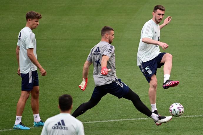 Laporte toca el balón durante el entrenamiento de ayer jueves en el Wanda Metropolitano.