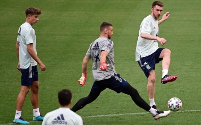 Laporte toca el balón durante el entrenamiento de ayer jueves en el Wanda Metropolitano. Laporte toca el balón durante el entrenamiento de ayer jueves en el Wanda Metropolitano.
