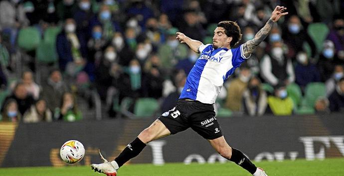 Jason Remeseiro trata de alcanzar un balón durante el choque ante el Real Betis. Foto: Área 11