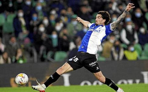 Jason Remeseiro trata de alcanzar un balón durante el choque ante el Real Betis. Foto: Área 11