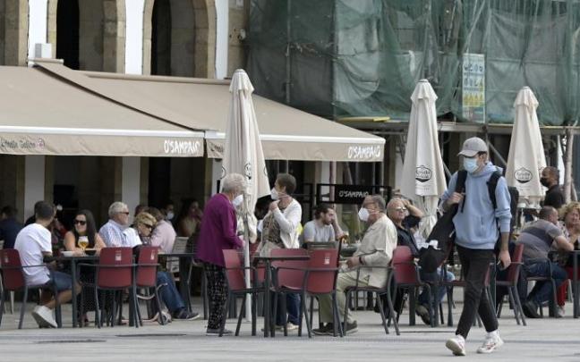 Varias personas en la terraza de un bar, en A Coruña.