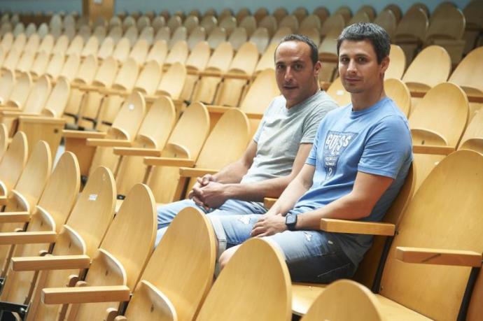 Juan Martínez de Irujo (i) y Julen Retegi, en la grada de cancha del frontón Labrit de Pamplona.