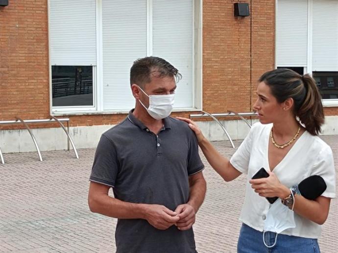 Eugenio, el padre del joven de 23 años en estado muy grave tras recibir una brutal paliza en Amorebieta, explica la situación de su hijo, hospitalizado en Cruces. Foto: Europa Press