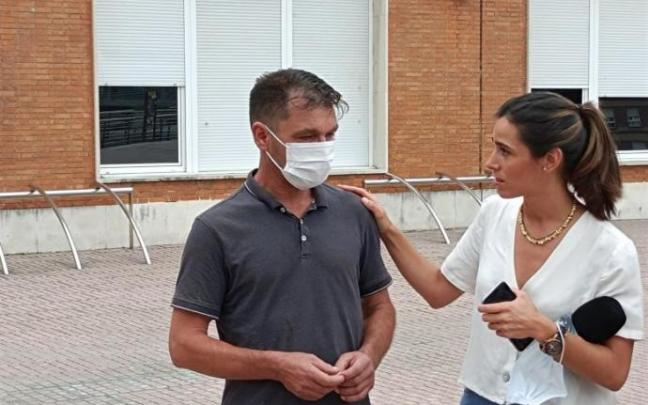 Eugenio, el padre del joven de 23 años en estado muy grave tras recibir una brutal paliza en Amorebieta, explica la situación de su hijo, hospitalizado en Cruces. Foto: Europa Press