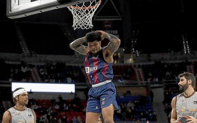Peters, que se encargó de poner una marcha más en el segundo cuarto, se lució machacando el aro tras robarle la cartera a Jarell Eddie en el otro lado de la cancha. Foto: Josu Chavarri Peters, que se encargó de poner una marcha más en el segundo cuarto, se lució machacando el aro tras robarle la cartera a Jarell Eddie en el otro lado de la cancha. Foto: Josu Chavarri