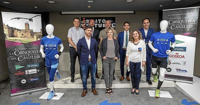 De izquierda a derecha, en la fila de arriba: Carlos Blanque (responsable de Marketing de DIARIO DE NOTICIAS), Miguel Bados (Director de Comunicación de El Corte Inglés), Óscar Fanayás (Teniente alcalde de Sangüesa), Raúl Santos (Director de Márketing de