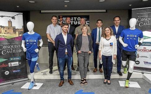 De izquierda a derecha, en la fila de arriba: Carlos Blanque (responsable de Marketing de DIARIO DE NOTICIAS), Miguel Bados (Director de Comunicación de El Corte Inglés), Óscar Fanayás (Teniente alcalde de Sangüesa), Raúl Santos (Director de Márketing de