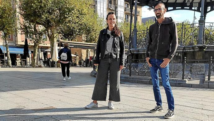 La técnica Irati Redondo y el delegado Santi Jiménez, en la plaza del Ensanche de Irun.