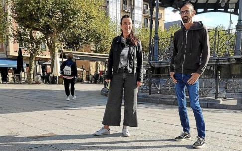 La técnica Irati Redondo y el delegado Santi Jiménez, en la plaza del Ensanche de Irun. La técnica Irati Redondo y el delegado Santi Jiménez, en la plaza del Ensanche de Irun.