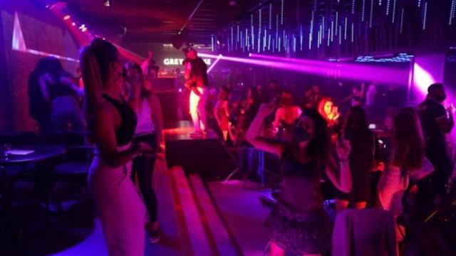 El ocio nocturno limitará horario y aforos esta semana en Euskadi y Navarra.