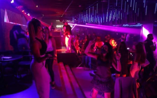 El ocio nocturno limitará horario y aforos esta semana en Euskadi y Navarra.