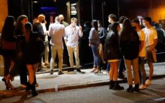 Varios jóvenes en una zona de ocio nocturno. Varios jóvenes en una zona de ocio nocturno.