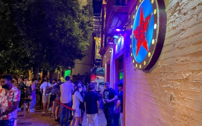 Colas en una discoteca. Colas en una discoteca.