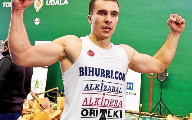 Ezpeleta levanta los brazos para celebrar su victoria.