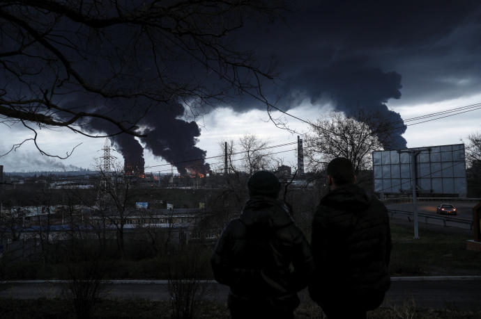 Tres columnas de humo se elevan en la zona de la refinería.