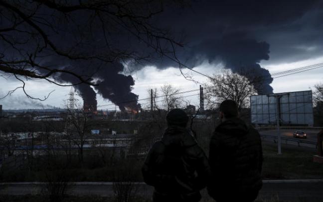 Tres columnas de humo se elevan en la zona de la refinería.