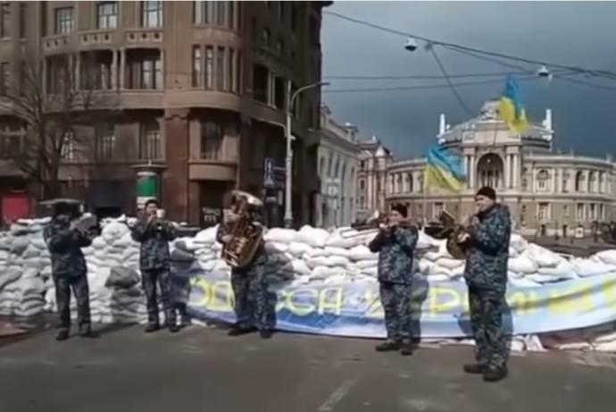 La banda, delante de los sacos que la población ha colocado para intentar defender Odesa.