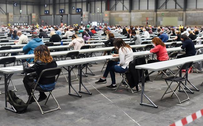 Cientos de personas se examinan para un puesto administrativo. Cientos de personas se examinan para un puesto administrativo.