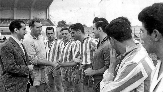 Primera de las 5 presentaciones de pretemporada que realizó Román Galarraga. 11 de agosto de 1960. Acompañado del presidente José Ustaran, saluda a Joaquín Antón. Al fondo, Alberto Uriona, posterior entrenador albiazul.