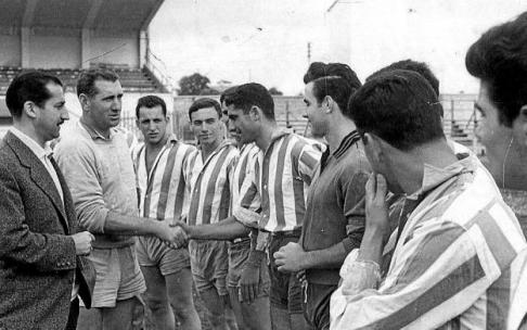 Primera de las 5 presentaciones de pretemporada que realizó Román Galarraga. 11 de agosto de 1960. Acompañado del presidente José Ustaran, saluda a Joaquín Antón. Al fondo, Alberto Uriona, posterior entrenador albiazul.