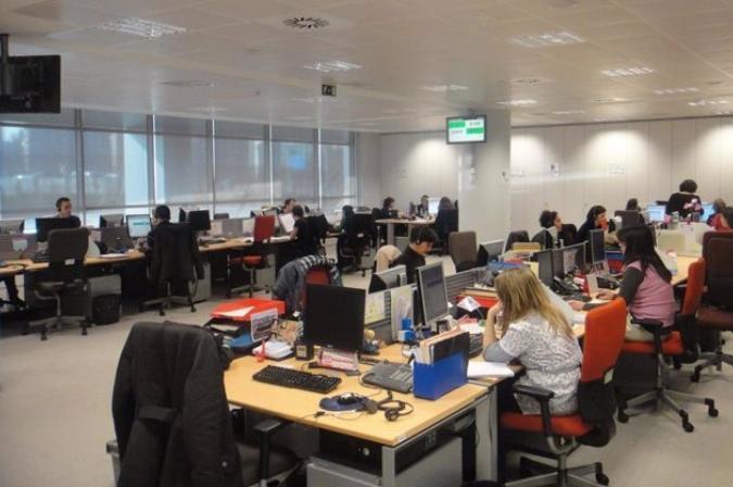 Trabajadores en una oficina de un call center.