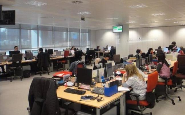 Trabajadores en una oficina de un call center.