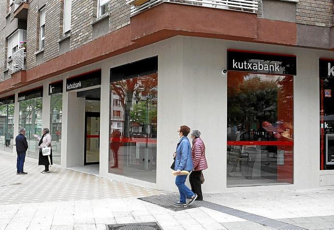 Abre la nueva oficina de Kutxabank en la Plaza San Antón