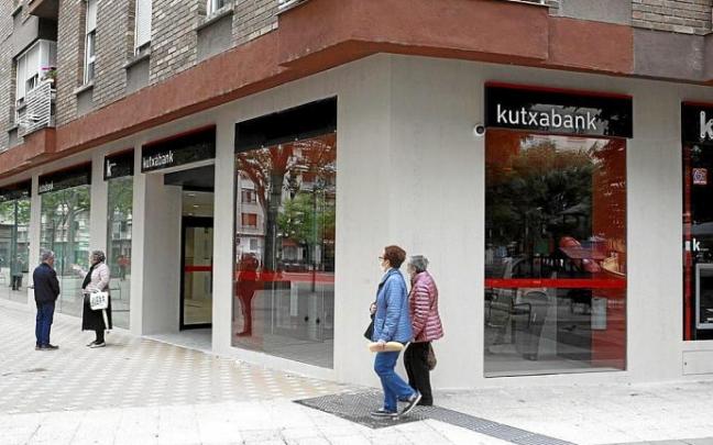 Abre la nueva oficina de Kutxabank en la Plaza San Antón
