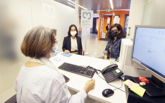 Amaia Agirre y Carmen Díaz, en la nueva oficina.