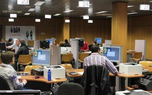 Personas realizando la Declaración de la Renta en las oficinas de Hacienda