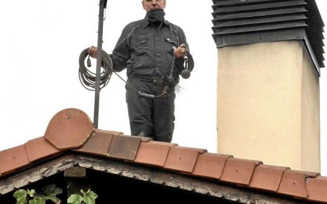 El deshollinador alemán Matthias Jörger trabajando en una casa en Corres en sus labores de deshollinador limpiando una chimenea. Foto: P.B. El deshollinador alemán Matthias Jörger trabajando en una casa en Corres en sus labores de deshollinador limpiando una chimenea. Foto: P.B.