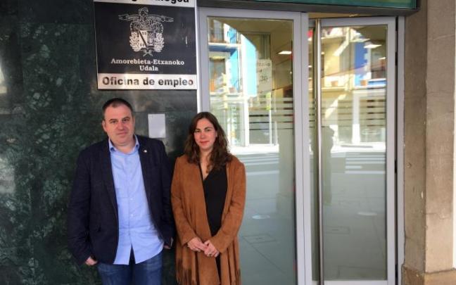 El alcalde, Andoni Agirrebeitia, y Estibaliz Martiartu en la oficina de empleo de Amorebieta.
