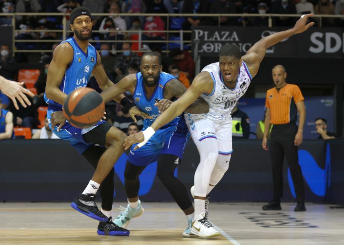 Damien Inglis y Christian Eyenga pugnan por un balón dividido en presencia de Kyle Alexander.