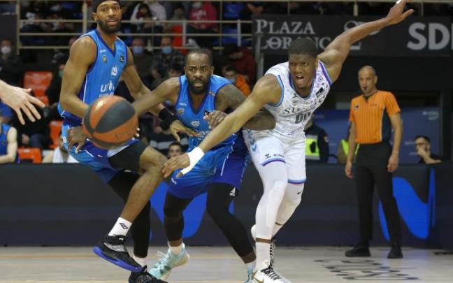 Damien Inglis y Christian Eyenga pugnan por un balón dividido en presencia de Kyle Alexander.