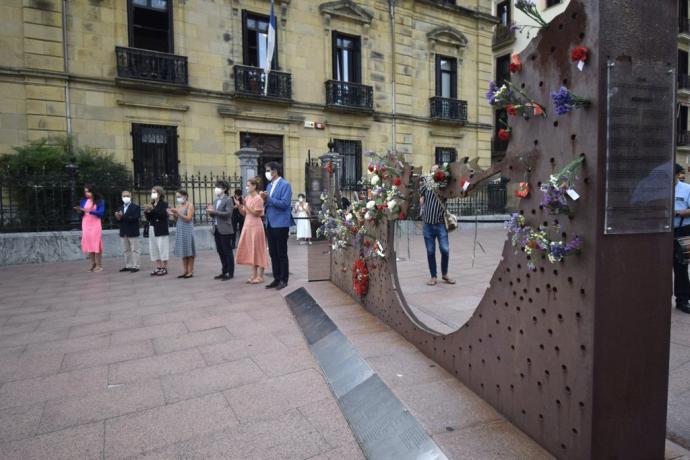 Miembros de todos los grupos políticos, en el homenaje a las víctimas de la represión franquista.