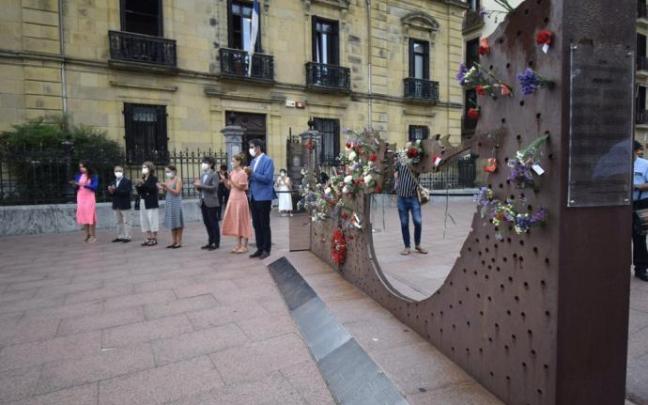 Miembros de todos los grupos políticos, en el homenaje a las víctimas de la represión franquista.