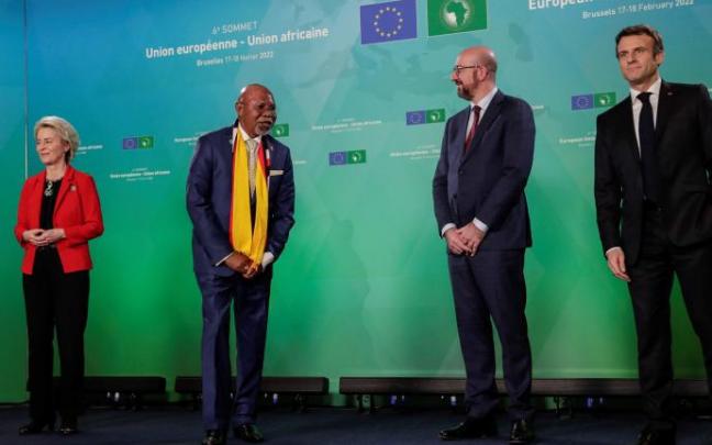 El ministro ugandés saluda a Michel y a Macron de espaldas a Ursula von der Leyen.