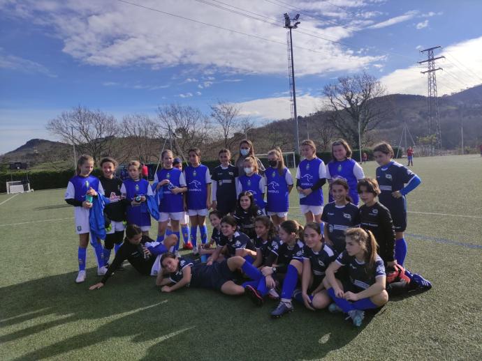 Las jugadoras del Oiartzun y del Añorga, al término de su partido con la jugadora de la Real Cecilia Marcos.