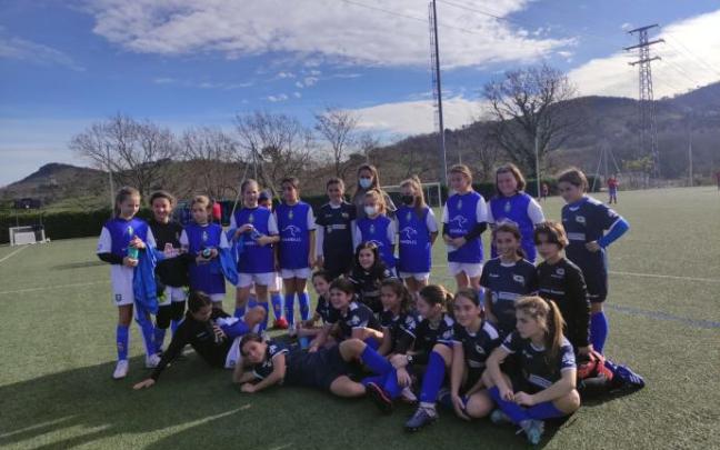 Las jugadoras del Oiartzun y del Añorga, al término de su partido con la jugadora de la Real Cecilia Marcos.