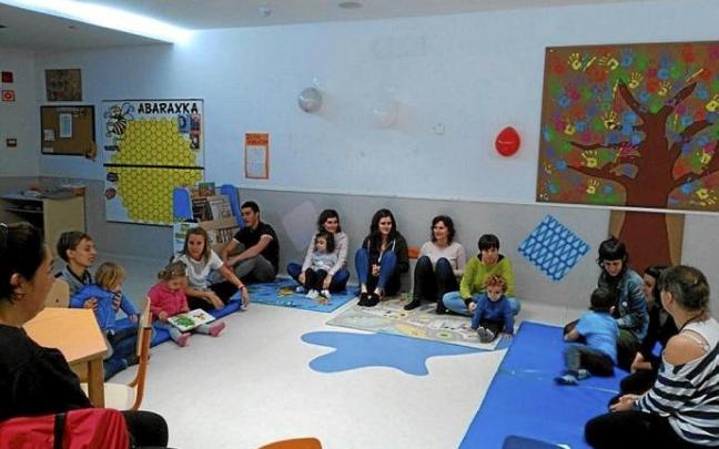 Gurasoak haurrekin jolasean. Argazkia: N.G.