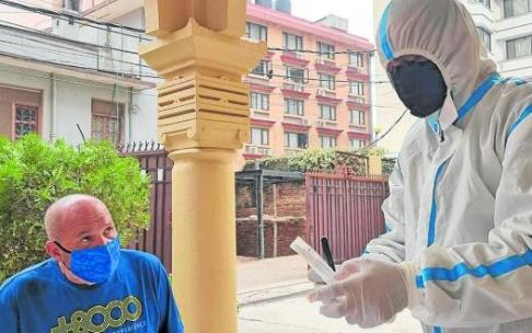 Juanito Oiarzabal se realiza una PCR en Katmandú. Foto: J. O.