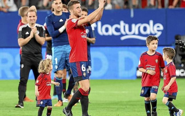 Oier aplaude a la grada acompañado de sus hijos, Aiala, Adur y Jon, y escoltado por compañeros y técnicos. Oier aplaude a la grada acompañado de sus hijos, Aiala, Adur y Jon, y escoltado por compañeros y técnicos.