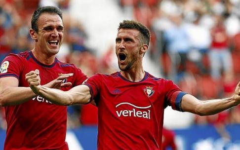 Oier Sanjurjo levanta con fuerza los brazos en su celebración del gol antes de que Kike García y todos los compañeros le abrazaran y, poco después, le auparan.