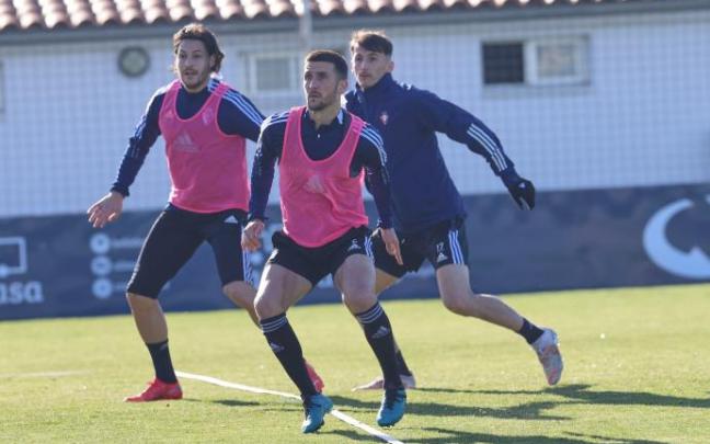 Oier se dispone a rematar durante un entrenamiento.