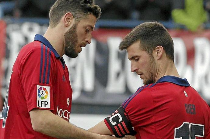 Damiá le coloca el brazalete de capitán, en febrero de 2014.