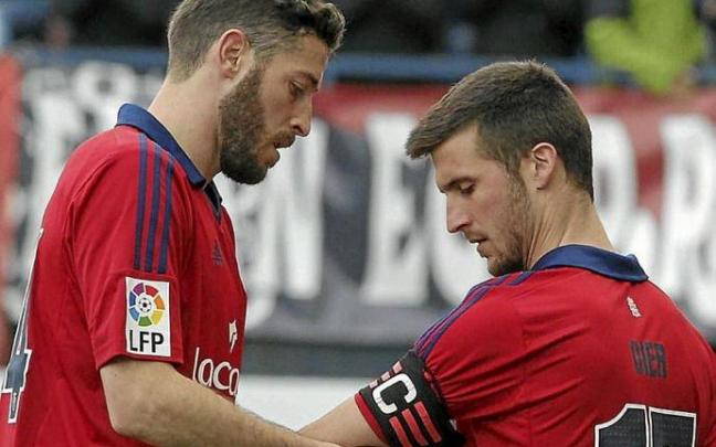 Damiá le coloca el brazalete de capitán, en febrero de 2014.