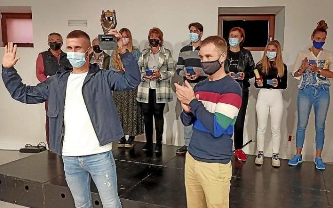 Oier Sanjurjo levanta el premio entregado por el alcalde Koldo Leoz delante del resto de candidatos y premiados.