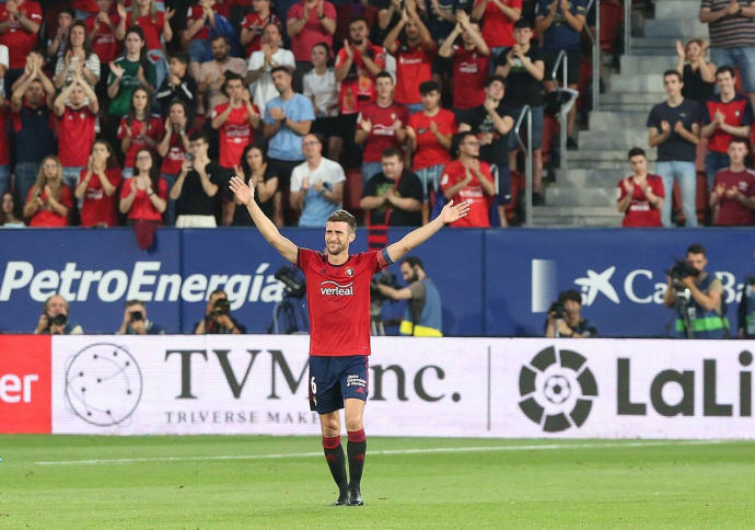 Oier se despide de la afición tras jugar su último partido con Osasuna