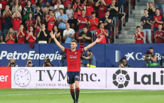 Oier se despide de la afición tras jugar su último partido con Osasuna Oier se despide de la afición tras jugar su último partido con Osasuna